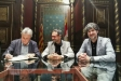 El delegat del govern de la Generalitat a Barcelona, Antoni Morral, firmant en el llibre d'honor de l'Ajuntament en presència de l'alcalde, Ignasi Giménez, i el 1r tinent d'alcalde Joan Creus