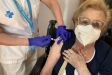La castellarenca Rosa González, de 85 anys, s'ha vacunat aquest dimarts al Casal Catalunya  || R.GÓMEZ