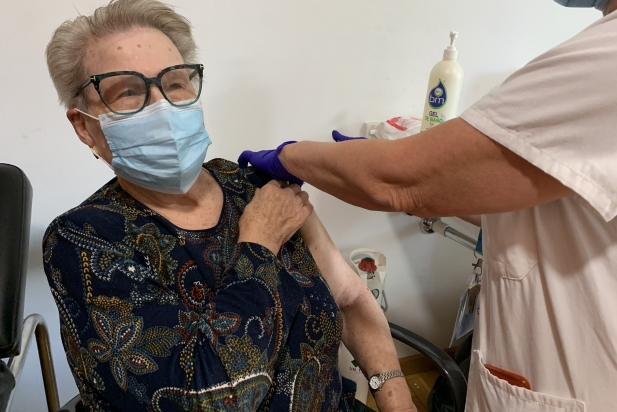 Antonia Campillo, de 88 anys, ha estat una de les primeres castellarenques a vacunar-se en la campanya de tardor al Casal Catalunya  || R.GÓMEZ