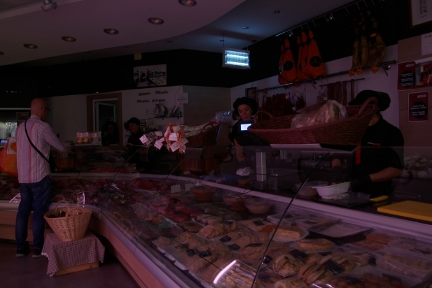 Aspecte de la botiga Cárnicas Merche del carrer Montcada durant l’apagada / Carles Díaz