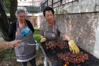 Dues voluntàries torrant castanyes al jardí de la Casa Massaveu / Carles Díaz