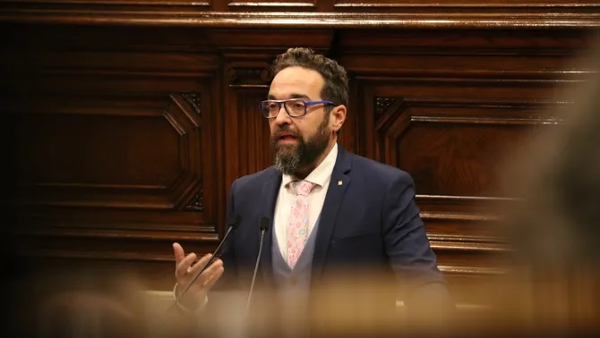 El conseller Juli Fernàndez, en una compareixença recent al Parlament || CCMA