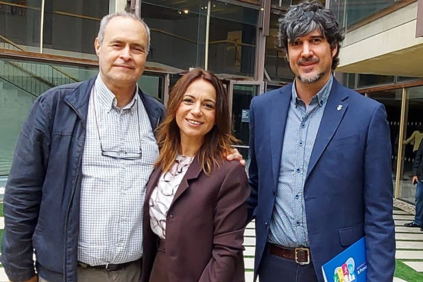 D'esquerra a dreta, Joan Elvira, Cap de Salut de l'Ajuntament,  Silvia Calzón, Secretaria d'Estar de Sanitat i Joan Creus, Regidor de Salut, després de rebre l'accèssit