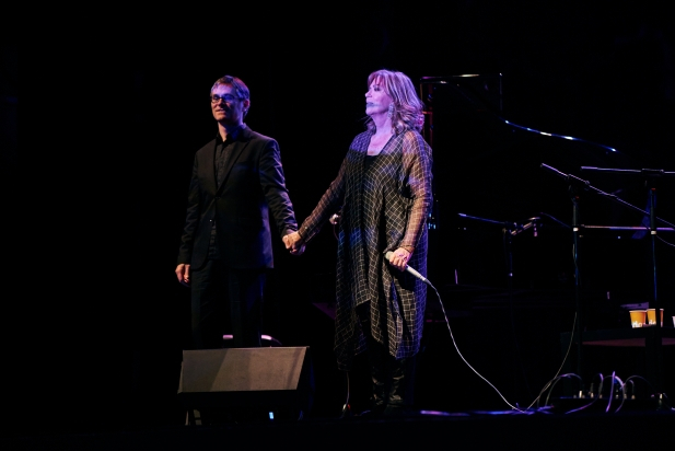 Maria del Mar Bonet i Dani Espasa saludant el públic