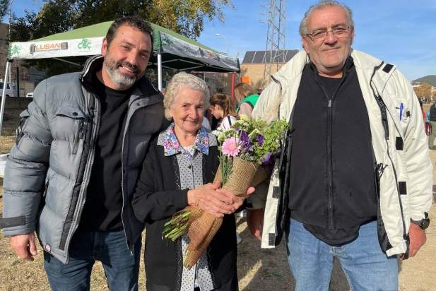 La germana de Pere Hernàndez amb el regidor d'esports Nakor Bueno i el president del CAC, Fran Gómez.