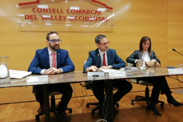 D'esquerra a dreta, el conseller de Territori, Juli Fernández, el president del Consell Comarcal i alcalde de Castellar, Ignasi Giménez, i l'alcaldessa de Sabadell, Marta Farrés