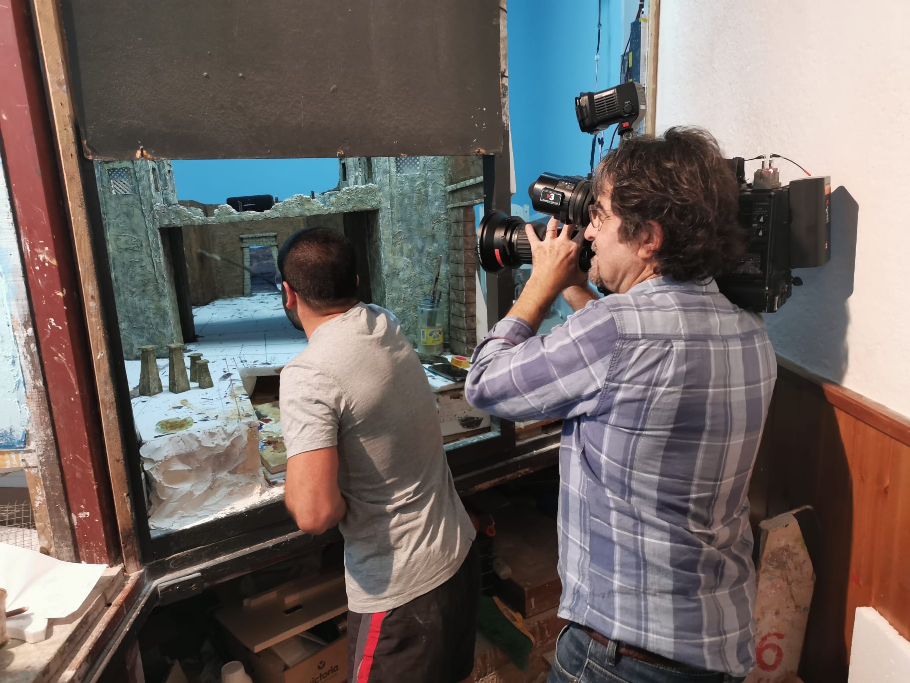 Enric Oller, filmant un dels diorames del Grup Pessebrista de Castellar. || PESSEBRES