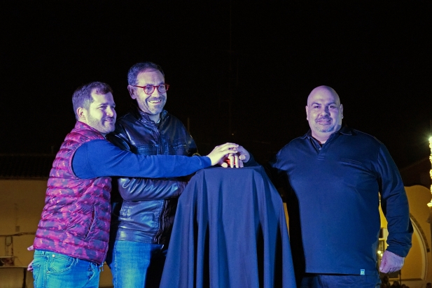 Marc Górriz, president de Comerç Castellar, l'alcalde Ignasi Giménez, i David Casé, en representació del Mercat Municipal, en l'encesa de l'enllumenat de Nadal - JMR