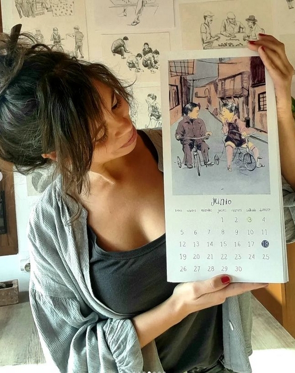 Maria Pichel amb el calendari de 2023, el projecte 'Quan els carrers són joc' - CEDIDA