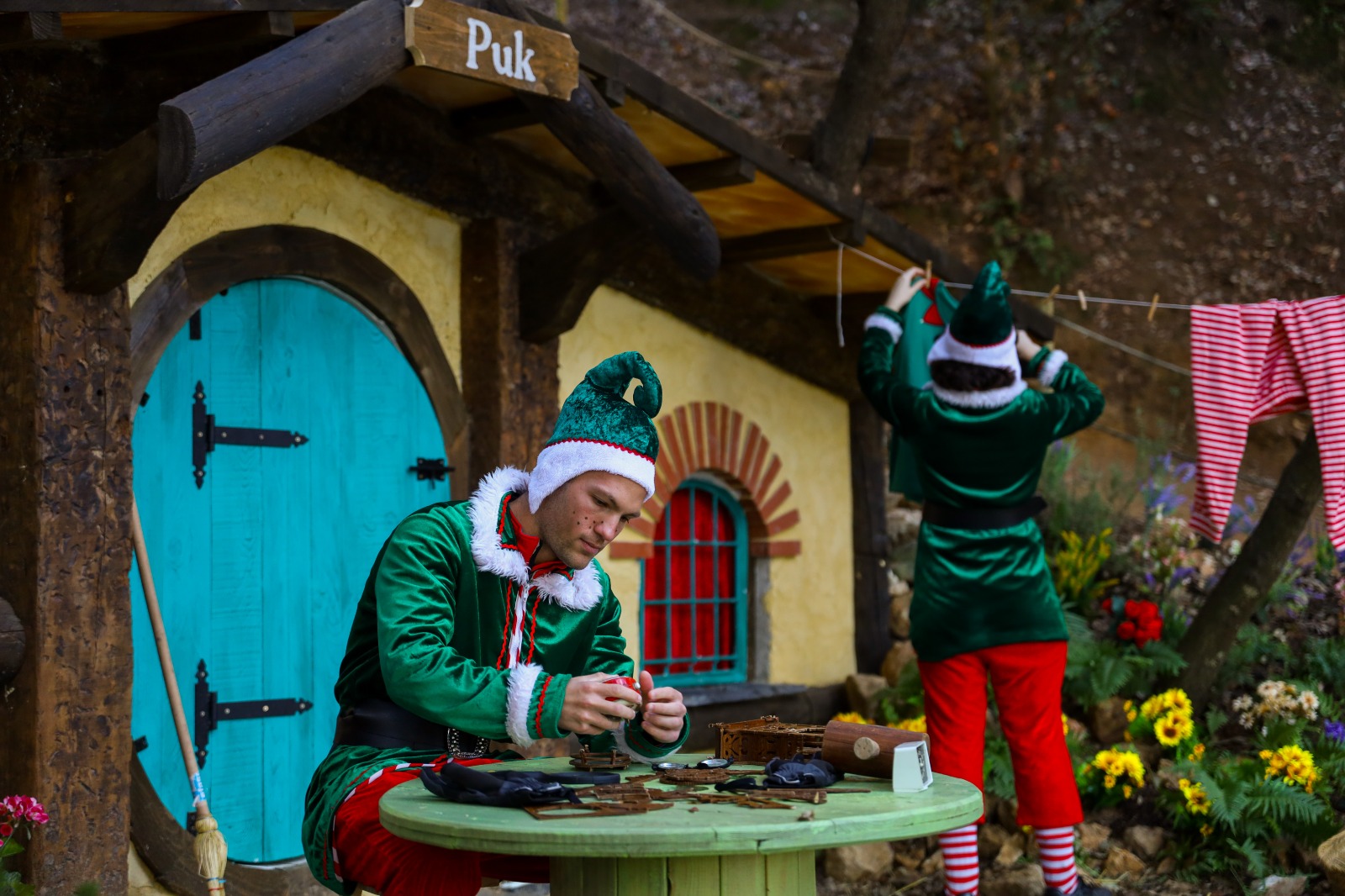 Els elfs del Pare Noel, ajudant-lo a preparar el Nadal. || CEDIDA