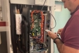 Un tècnic d’Instal·lacions Marcel Canudas revisa un aparell d’aerotèrmia / Cedida