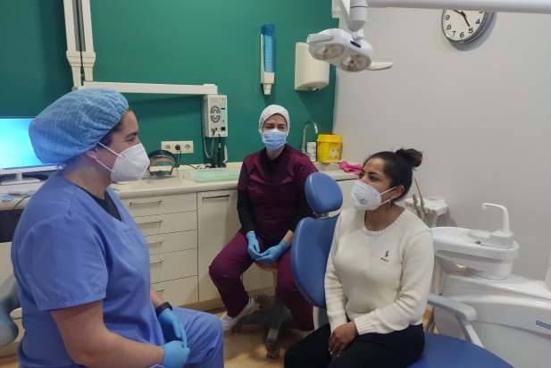 La mascareta seguirà sent obligatòria en  centres sanitaris com el dentista / C. Domene