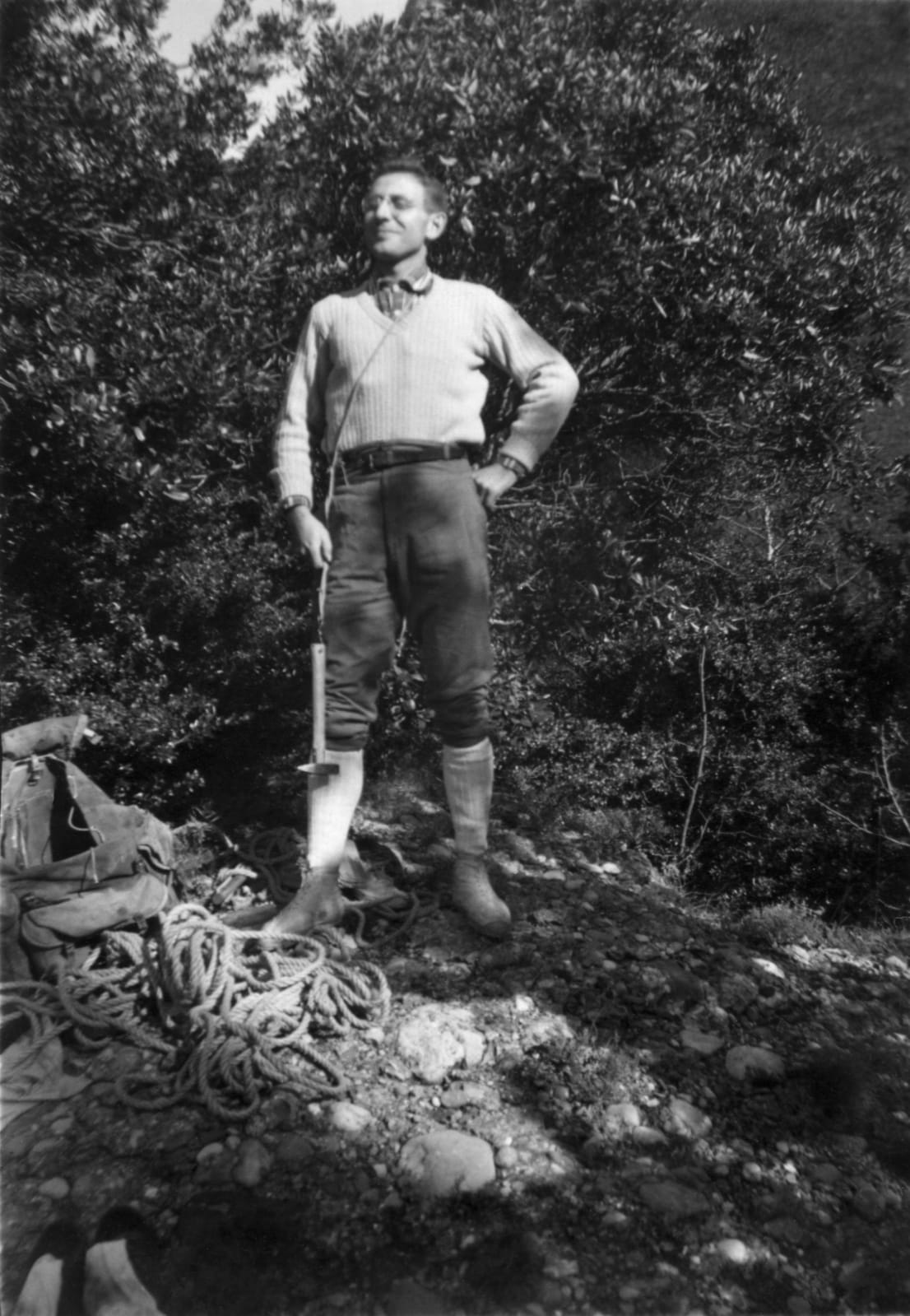 J. M. Torras, desembre de 1951, al coll entre la Monja i el Bisbe (Montserrat). || COL·LECCIÓ JOSEP Ma. TORRAS HOMET