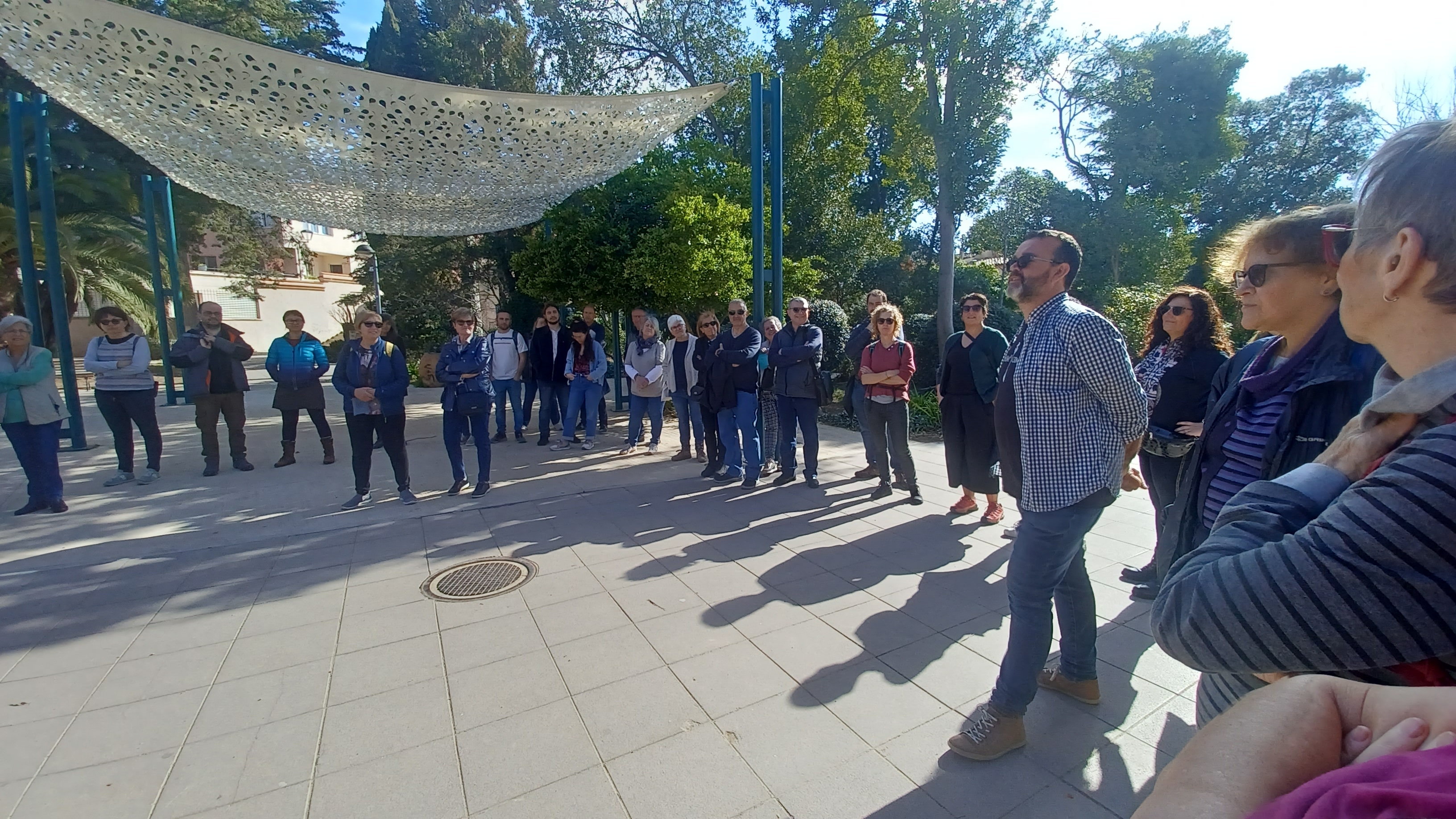 Inici de l'itinerari del Centre d'Estudis 'Les dones de Castellar', amb Llorenç Genescà, als Jardins del Palau Torlà. ||M. A.