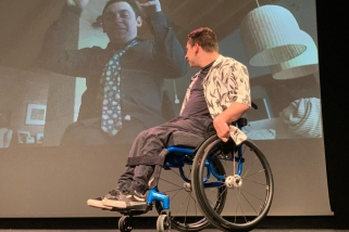 L'actor Marc Buxaderas, en la inauguració de la 4a Marató de Suma+, amb el monòleg Spasticity - R.GÓMEZ