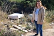 La candidata Alicia Garcia en un espai amb deixalles abandonades || PP