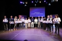 La regidora Carol Gómez, sisena per l'esquerra, amb el reconeixement. || Cedida