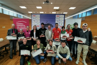 Foto de família dels diferents premiats ahir a la seu del Consell Comarcal del Vallès Occidental