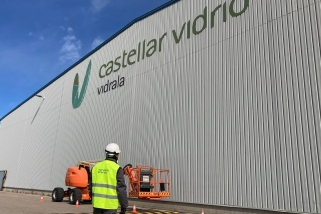 Un detall de la planta de Castellar Vidrio, on s’hi col·locaren 10.000 plaques a les cobertes de les instal·lacions