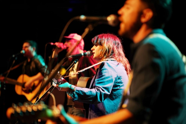 Joana Serrat i els Riders of the Canyon en un moment de l'actuació a Castellar || EMBASSA'T