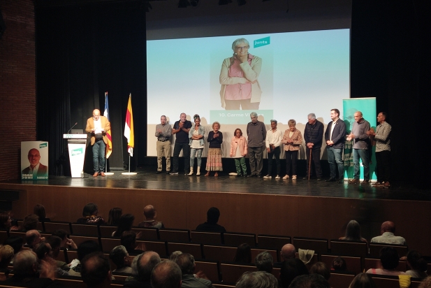 Els membres que forment part de la llista, dalt de l'escenari acompanyant Juni / C. D.