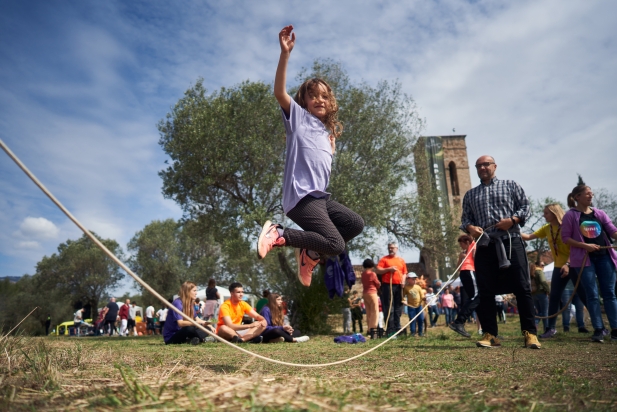 Una nena participa als Jocs de cucanya amb Colònies i Esplai Xiribec