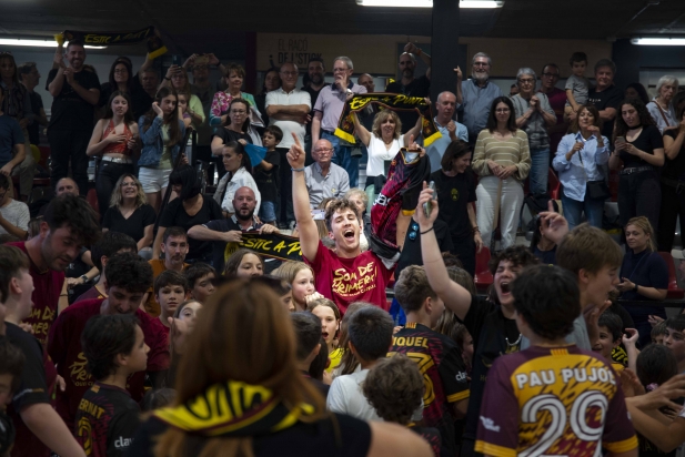 Ferran Garcia, l'heroi del partit, celebrant l'èxit aconseguit.