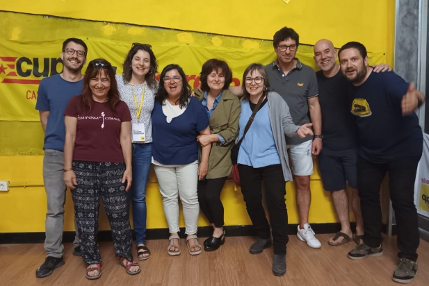 Marga Oncins, candidata de la CUP, celebrant els resultats amb el seu equip a la seu de la formació