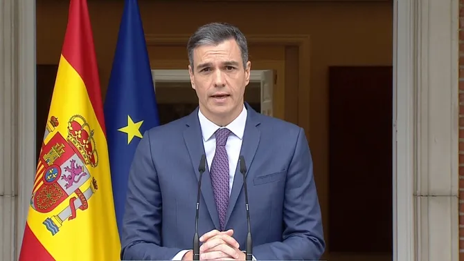 Pedro Sánchez, a les escales de La Moncloa, anunciant la convocatòria de les eleccions pel 23 de juliol