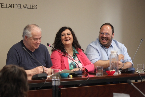 Els regidors Pepe González i Dani Pérez, amb la regidora Joana Borrego, durant el ple de comiat de mandat - R.GÓMEZ