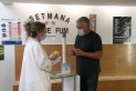 La infermera Rosa López informant al Centre d’Atenció Primària sobre la setmana sense fum / Carles Díaz