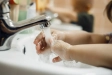 Tancar l'aixeta mentre ens ensabonem les mans, pot reduir el consum fins a 10 litres en cada rentada - iStock