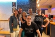 Juanjo Hernández i Rosa Estévez -amb la samarreta del local- a la inauguració