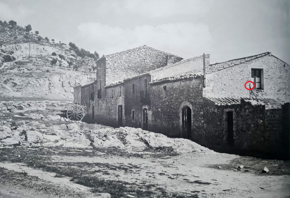 Imatge de la creu de terme original reproduïda a ‘El llibre de Castellar’, de Ll. Vergés i Solà, a  Cal Pèlachs. || CECV-AH