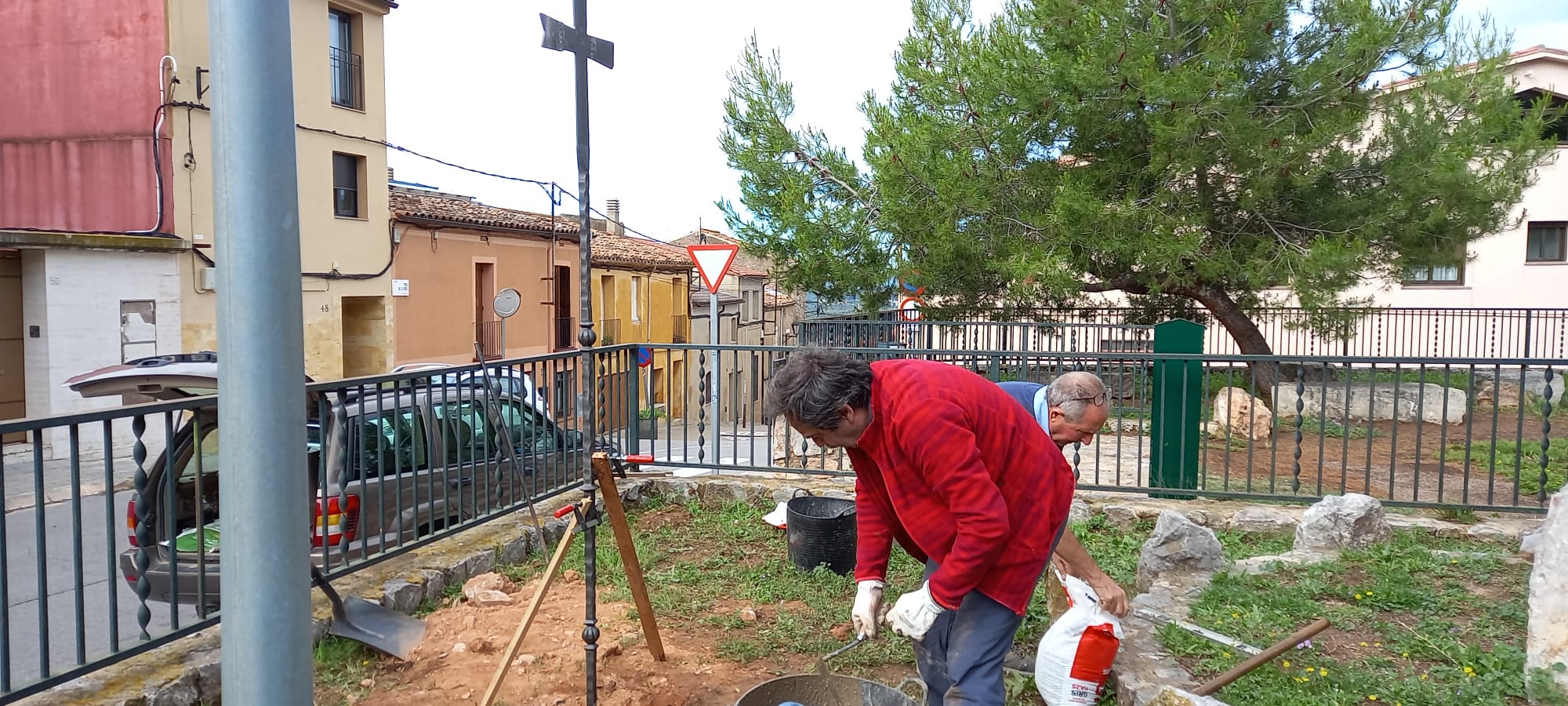 Moment de la col·locació de la creu de terme a l'Era d'en Petasques, aquest dimecres 14 de juny. ||CECV-AH