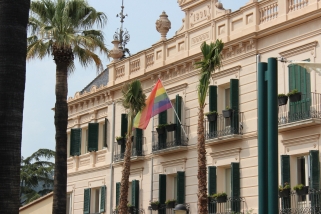 Ajuntament de Castellar amb la bandera irisada amb motiu del dia per a l'alliberament LGTBIQ+ - R,GÓMEZ