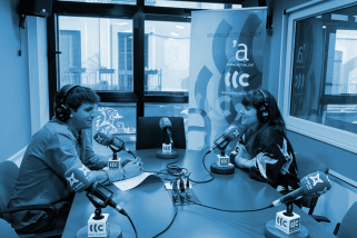 Els periodistes Guillem Plans i Rocío Gómez, en un dels programes del magazin Connectats de Ràdio Castellar i La Xarxa
