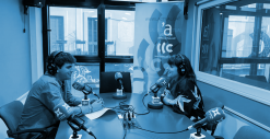 Els periodistes Guillem Plans i Rocío Gómez, en un dels programes del magazin Connectats de Ràdio Castellar i La Xarxa