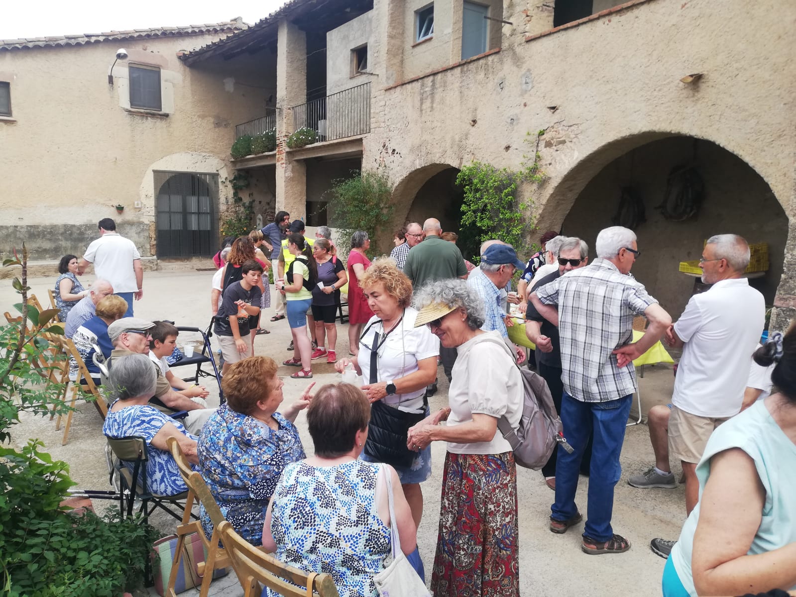 Els assistents van tastar la tradicional coca de Sant Pere. || J. Ll.