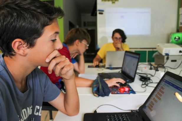 Al casal tecnològic de Codelearn Castellar es fa programació i robòtica / C. Díaz