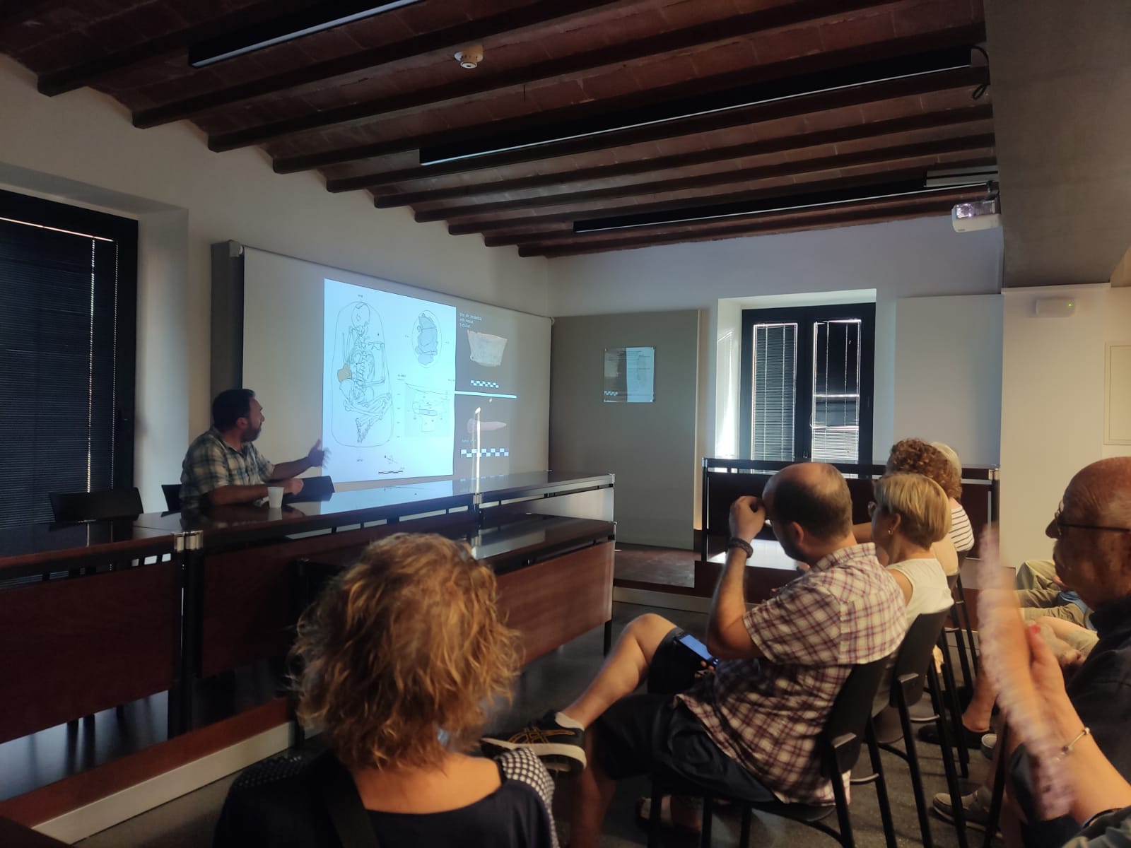 Moment de la conferència 'L'arqueologia de la plaça Major', amb Jordi Roig, a Ca l'Alberola. ||CEDIDA