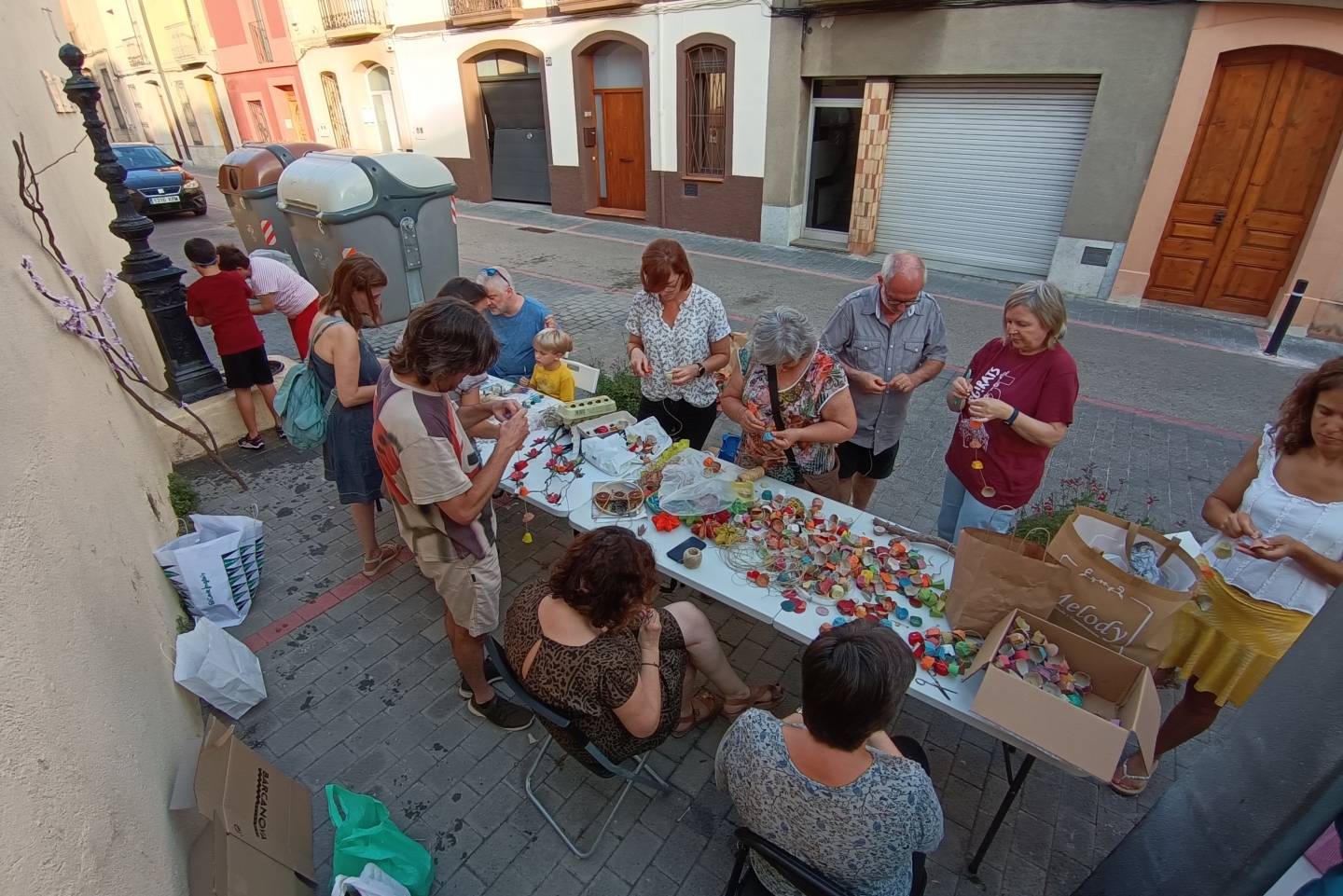 23  Carrer engalanat 1_1440x961