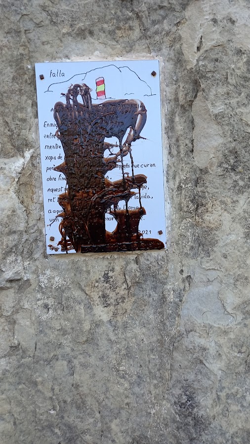 Detall de la placa que ha patit l'acte vandàlic del menhir del Grup de la Pedra Seca, el passat cap de setmana. || CEC