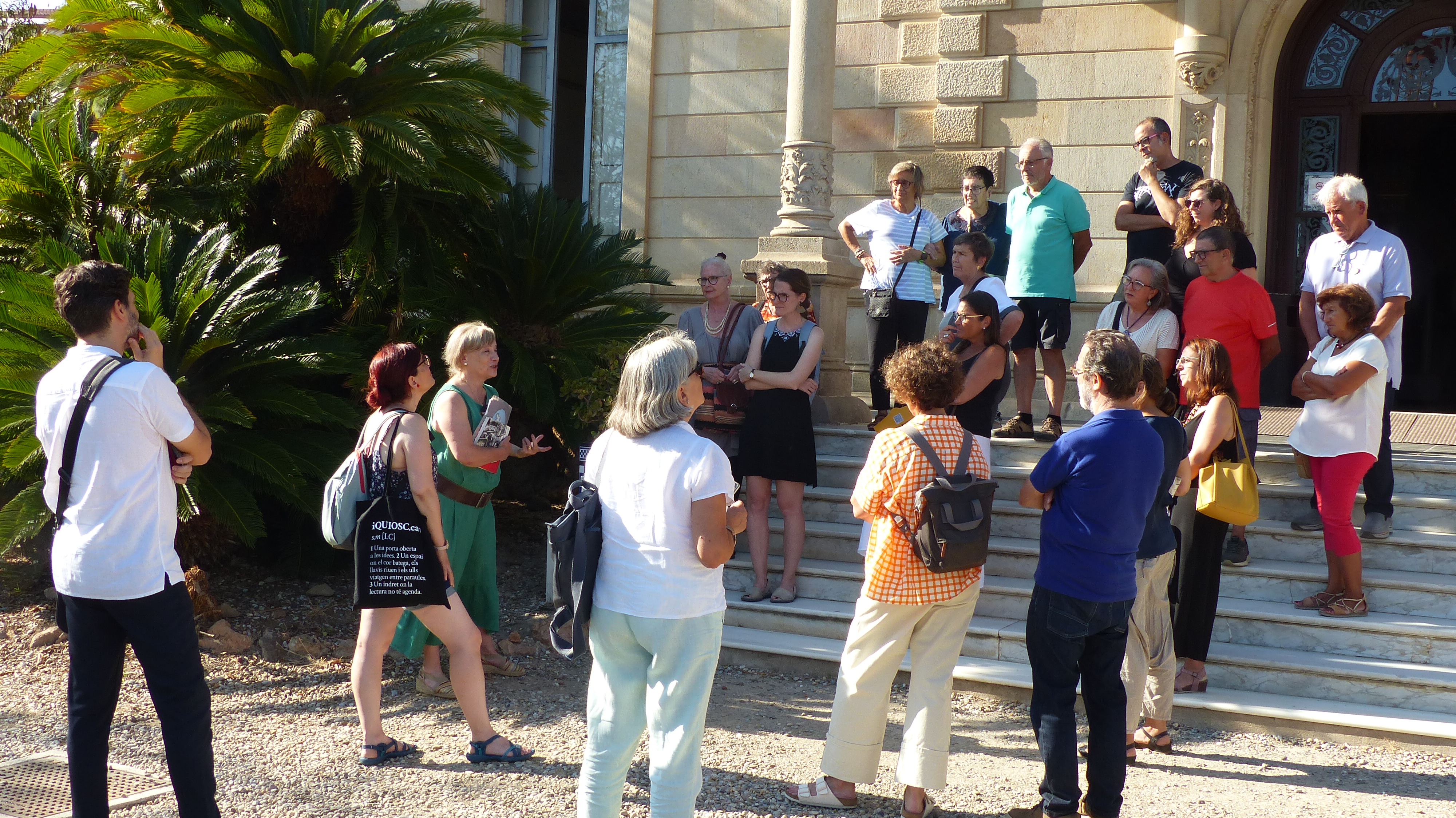 L'escriptora Gisela Pou, tercera per l'esquera, durant l'itinerari que va guiar a la Torre Marsans. || CEDIDA