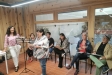 Discurs de la directora Carme Muñoz durant la inauguració. A l’esquerra la regidora de Cultura Joana Borrego. Darrere, els actors i actrius de l'Esbart Teatral || Aj. Castellar