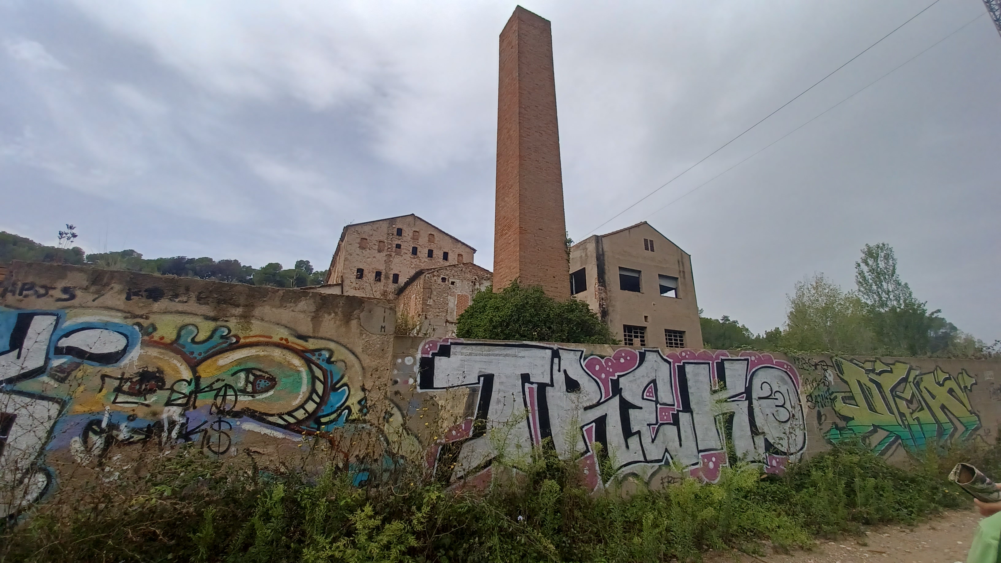 Un dels molins del recorregut, on es poden apreciar les petites finestres per on es ventava el paper. || M. A.