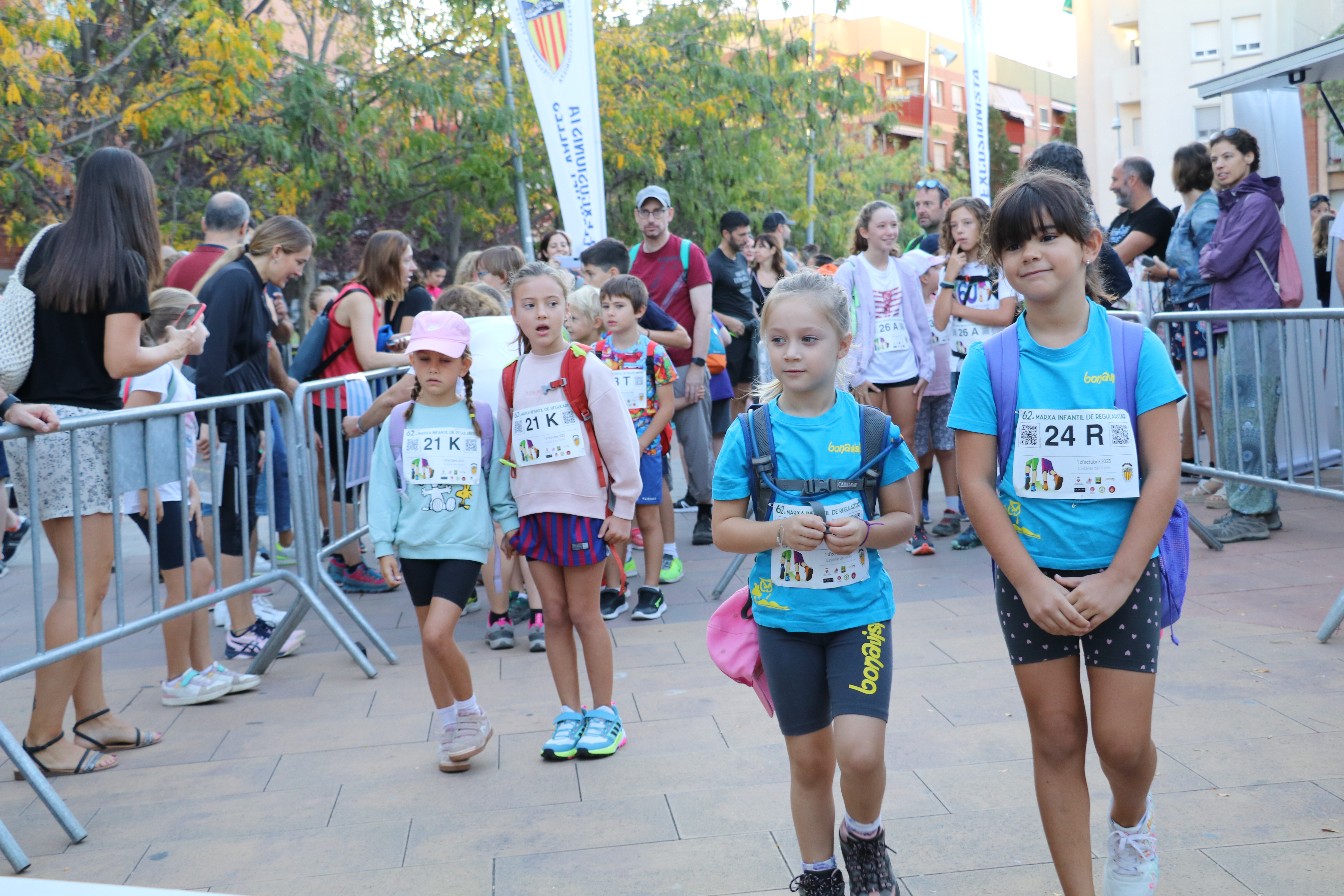 Participants de la 62 Marxa Infantil de Regularitat, a la sortida, al Mirador. || C.S.