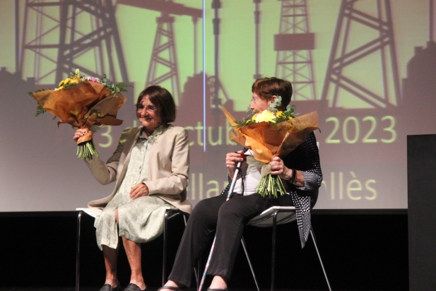 Carme Hosta i Eulàlia Cabanés són dues de les sócies de més de noranta anys que van ser homanatjades amb un ram de flors - R.G.
