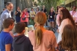 Alumnes d'El Sol i la Lluna expliquen a la delegació europea el funcionament del projecte Recooperem que fan al menjador de l'escola per evitar el malbaratament alimentari 
