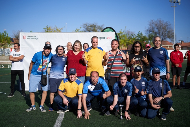 La regidora de Diversitat Funcional, Anna Margalef, amb alguns dels premiats